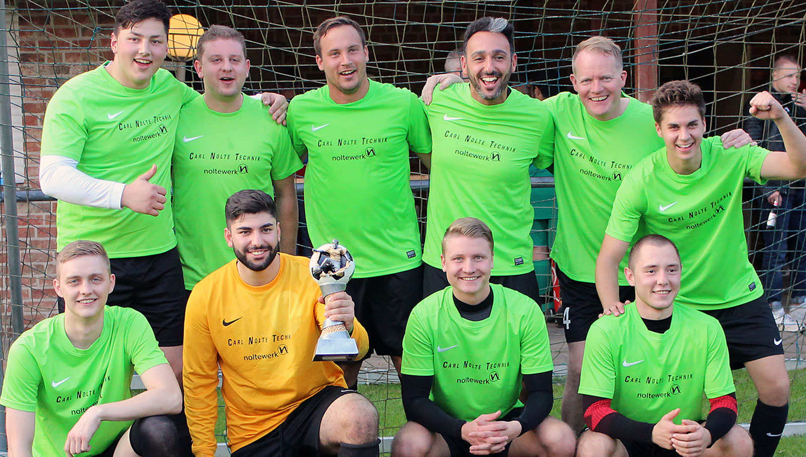 Das nolteteam freut sich über den Pokal beim Nolte-Jubiläumscup Das Team von Carl Nolte Technik und noltewerk mit dem Noltecup-Pokal