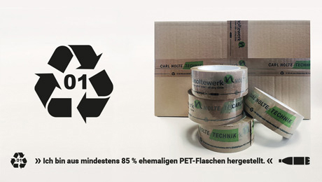 Nachhaltigkeit fängt bei kleinen Dingen an Klebeband-Stapel mit 4 Rollen, dahinter eine Pappe mit aufgeklebtem Packband. Recycling-Zeichen links davon, darunter Text "Ich bin aus mindestens 85 % ehemaligen PET-Falschen hergestellt"