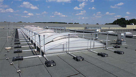 Dachabsicherung durch eine Geländer rund um eine Lichtkuppel