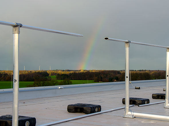 Geländermontage zur Dachabsicherung mit Regenbogen