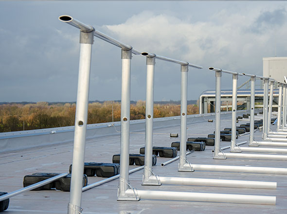 Geländer-Elemente in Reihe aufgestellt (Dachabsicherung)