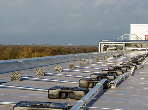 Zurecht gelegte Geländerelemente für eine Industrie-Dachabsicherung