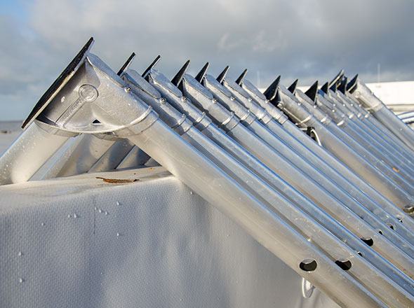 Reihe von Stützen für die Montage einer Dachabsturzsicherung