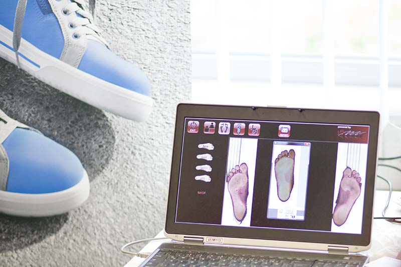 Monitor mit Abbildungen einer Fußvermessung