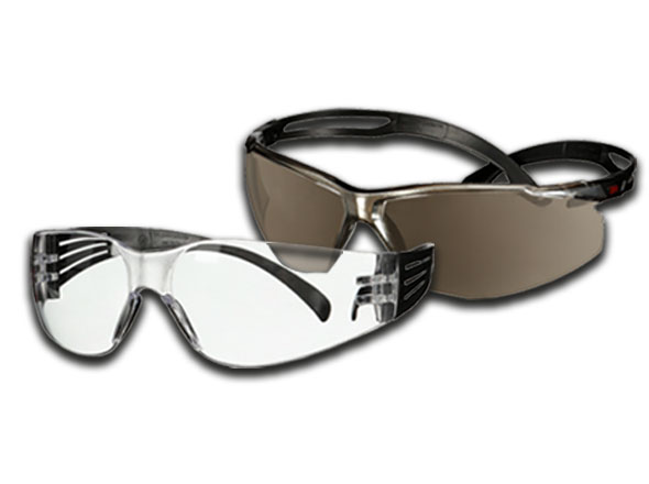 zwei Arbeitsschutzbrillen, eine mit klaren Gläsern, eine mit getönten