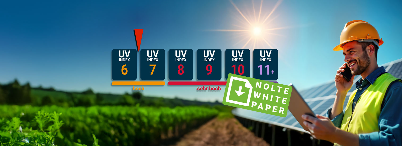 Mann mit Warnweste und Sicherheitshelm, Klemmbrett und Telefon vor einer Solaranlage und einem Feld. Darstellung des UV-Index als Grafik
