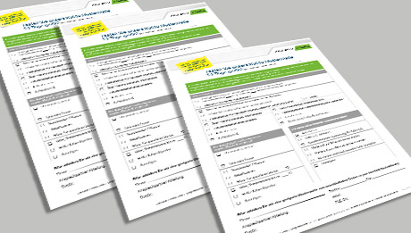 graue Fläche, darauf drei schräg liegende Blätter mit Schrift und grüner Fläche oben