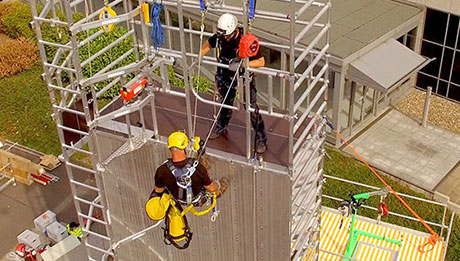 Übungssituation Abseilen an der MTU von 3M Fallprotection